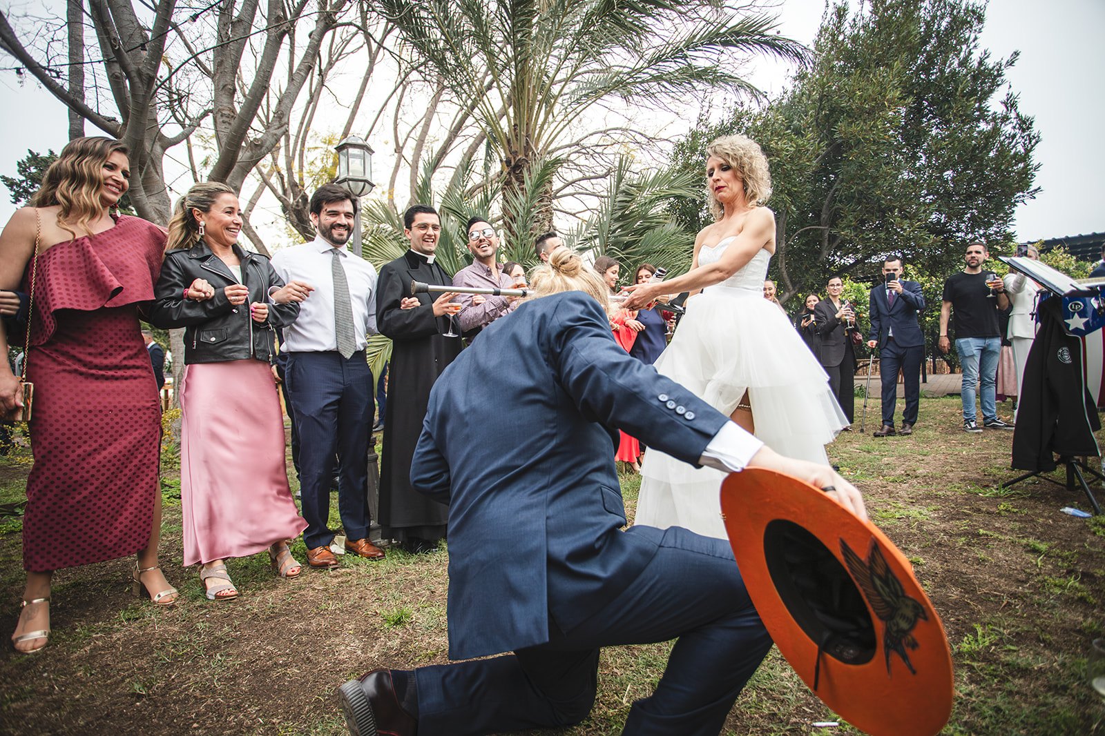 Invitados celebrando una boda