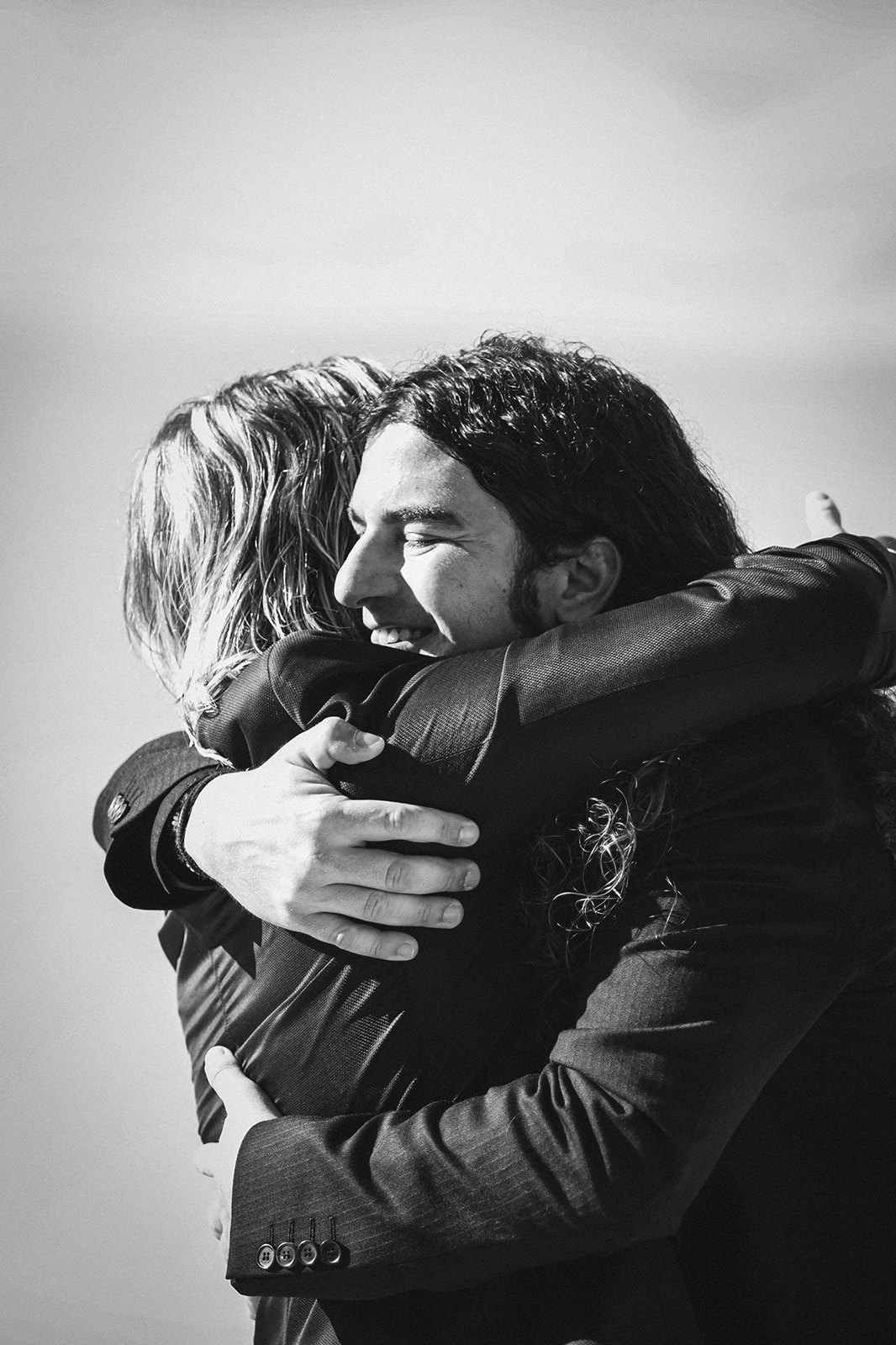 Abrazo espontáneo en blanco y negro
